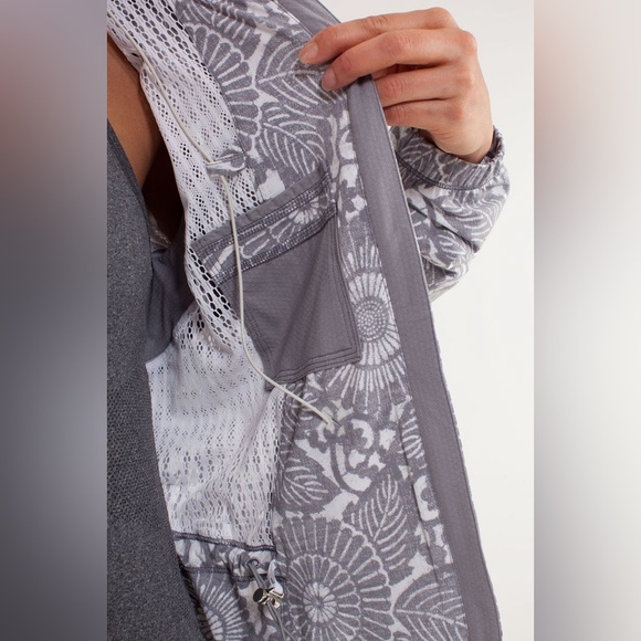 Lululemon Run: Travel To Track Jacket in Beachy Floral White Fossil Size 8 - Picture 6 of 9
